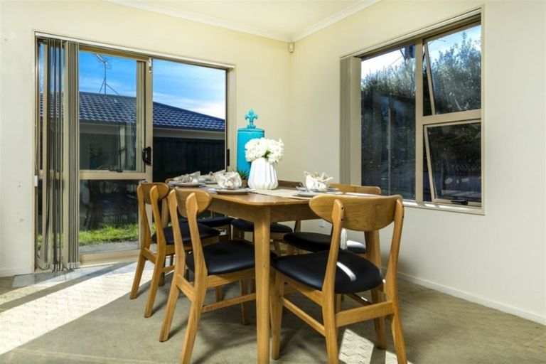 Photo of property in 1 Burton's Drive, Swanson, Auckland, 0614