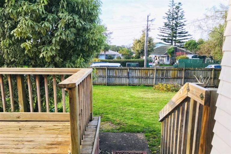 Photo of property in 15 Ayrton Street, Te Atatu South, Auckland, 0610