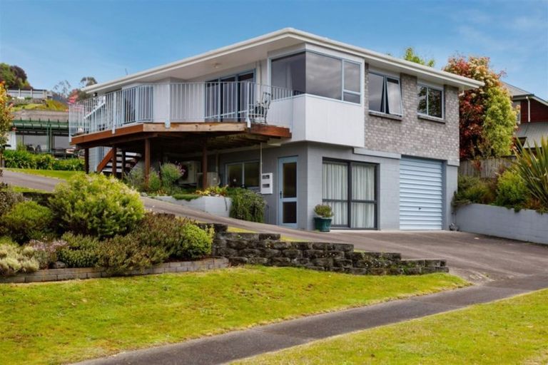 Photo of property in 19 Reeves Road, Acacia Bay, Taupo, 3330