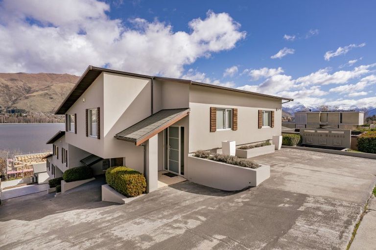 Photo of property in Lakeview Heights, 2/124 Lismore Street, Wanaka, 9305