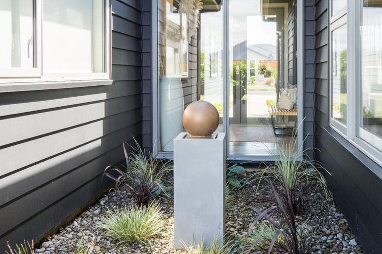 Photo of property in 10 Mediterranean Grove, Fitzherbert, Palmerston North, 4410