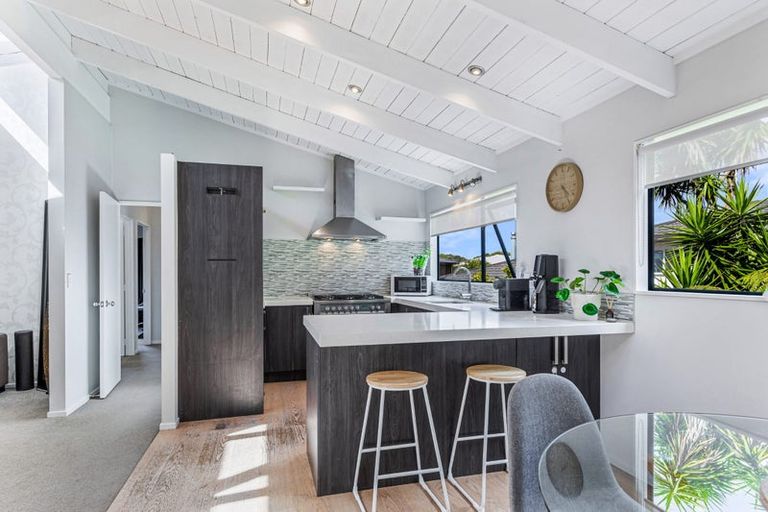 Photo of property in 10 Tokay Place, Huapai, Kumeu, 0810