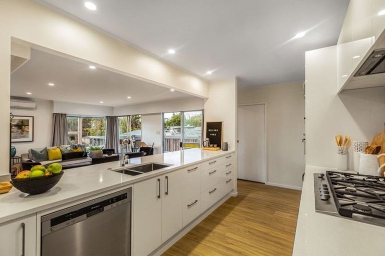 Photo of property in 9 Pendlebury Street, Green Bay, Auckland, 0604