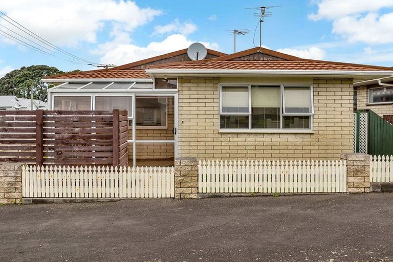 Photo of property in 1/4 French Street, Moturoa, New Plymouth, 4310