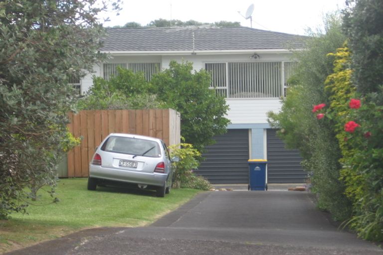 Photo of property in 16 Holdaway Avenue, Northcote, Auckland, 0627