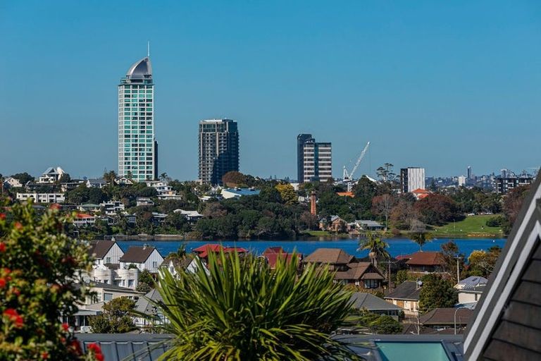 Photo of property in 2/28 East Coast Road, Milford, Auckland, 0620