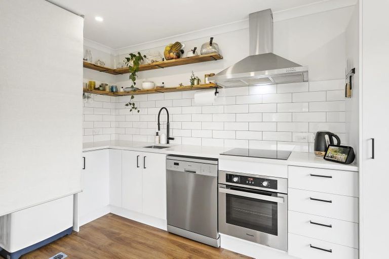 Photo of property in 14 Ara Patukawenga, Tawa, Wellington, 5028