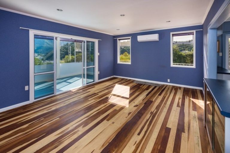 Photo of property in 35 Milton Terrace, Picton, 7220