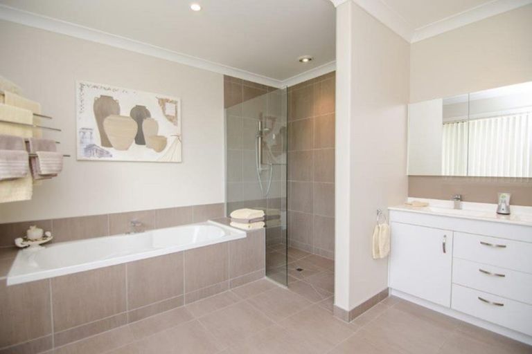 Photo of property in 6 Eagle Place, Martinborough, 5711