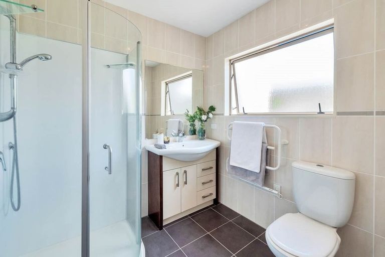 Photo of property in 60 Medallion Drive, Oteha, Auckland, 0632