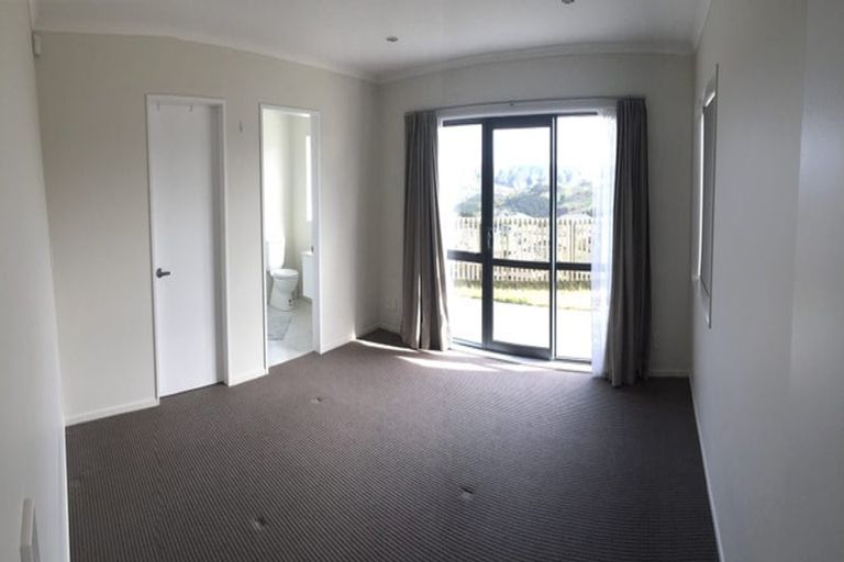 Photo of property in 20 Havana Rise, Grenada Village, Wellington, 6037