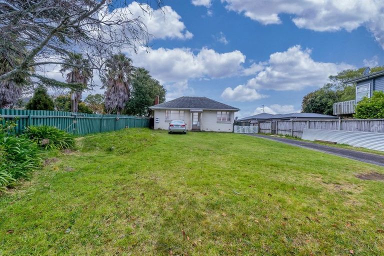 Photo of property in 5 Toru Street, Te Atatu Peninsula, Auckland, 0610