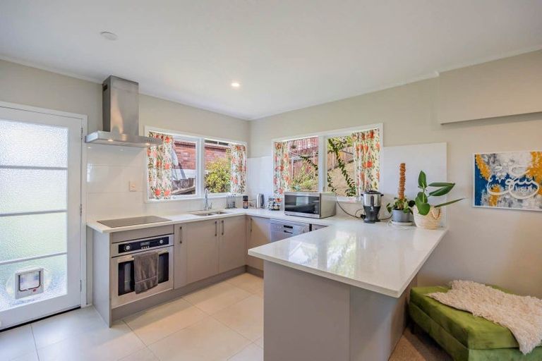 Photo of property in 2/5 Keldale Place, Forrest Hill, Auckland, 0620