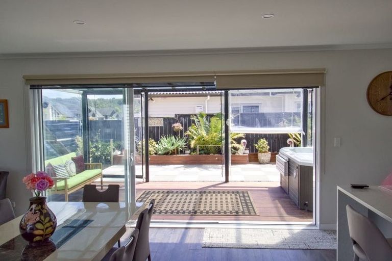 Photo of property in 17 Walter Ruddock Avenue, Kumeu, 0810