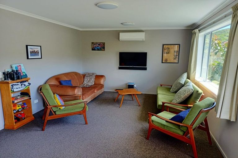 Photo of property in 10 Larsen Crescent, Tawa, Wellington, 5028