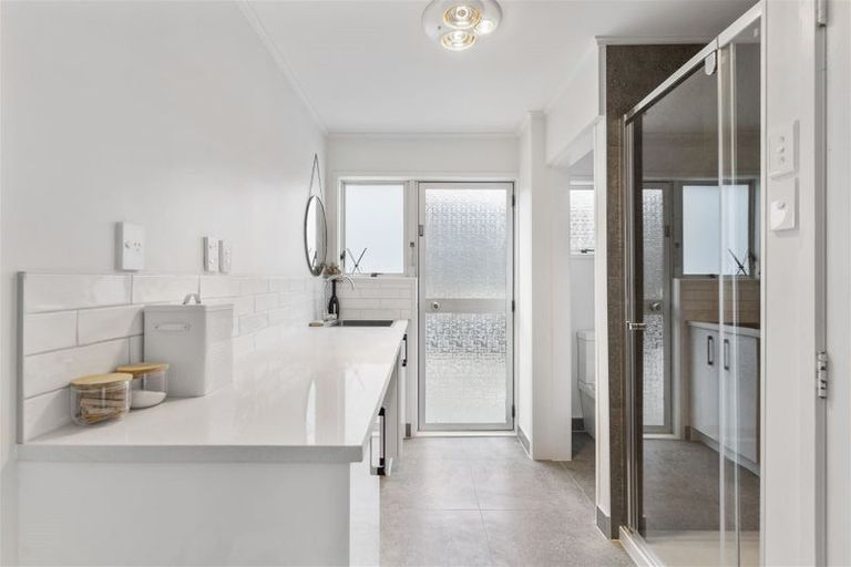 Photo of property in 2/3 Lambrown Drive, Totara Vale, Auckland, 0629