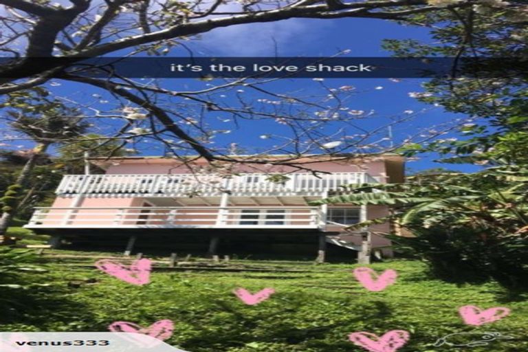 Photo of property in 123 Garden Road, Piha, New Lynn, 0772