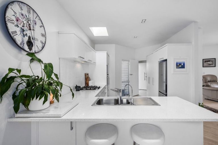 Photo of property in 10 Waiora Place, Pyes Pa, Tauranga, 3112