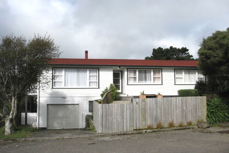 Photo of property in 6 Blandford Way, Newlands, Wellington, 6037