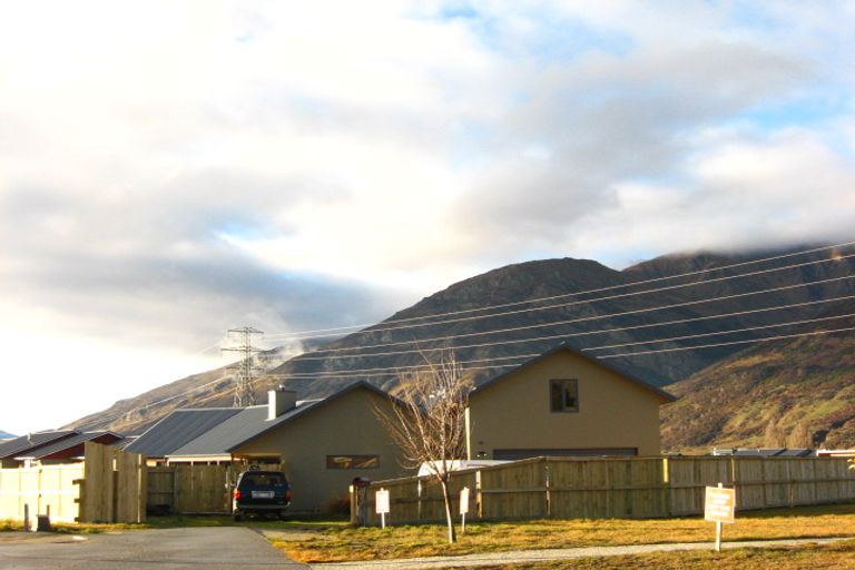 Photo of property in 9 Luna Place, Lake Hayes, Queenstown, 9304