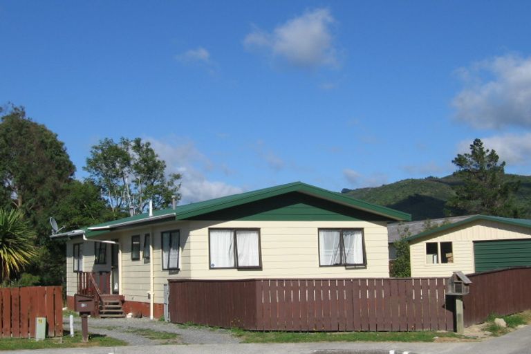 Photo of property in 13 Edmund Lomas Grove, Birchville, Upper Hutt, 5018