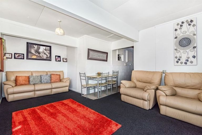 Photo of property in 365 Wairau Road, Totara Vale, Auckland, 0629