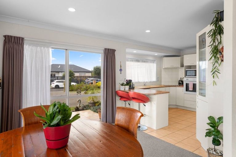 Photo of property in 2 Mcgowan Place, Orewa, 0931