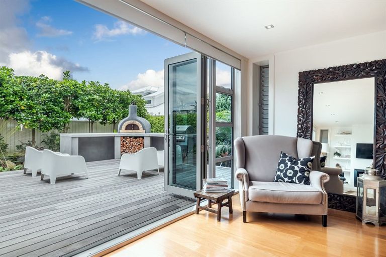 Photo of property in 5 Holiday Road, Milford, Auckland, 0620