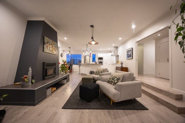 Photo of property in 100 Ruapehu Drive, Fitzherbert, Palmerston North, 4410