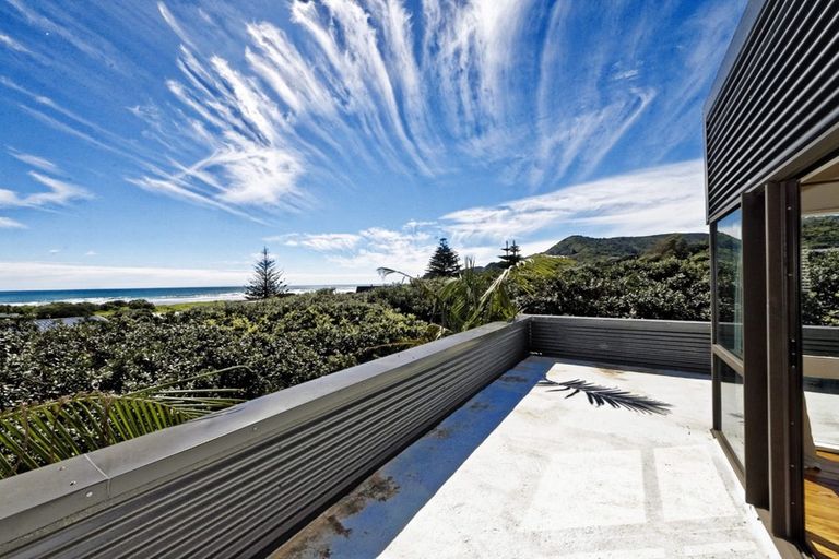 Photo of property in 113 Marine Parade North, Piha, 0772
