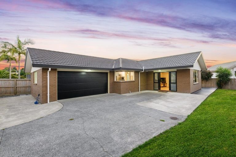Photo of property in 8 Woodbank Drive, Glen Eden, Auckland, 0602