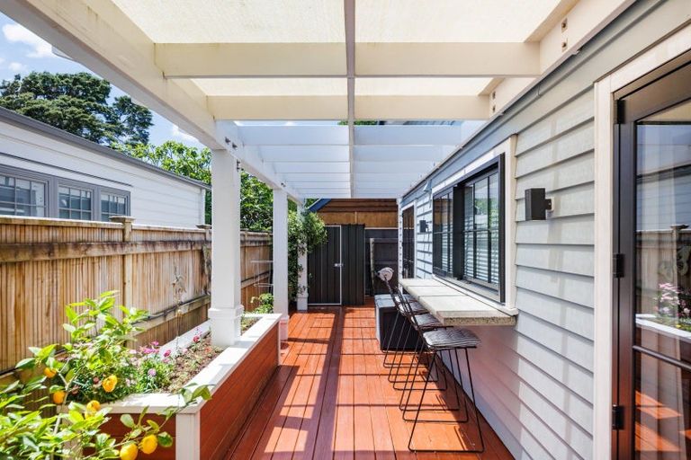 Photo of property in 5 Colombo Street, Hokowhitu, Palmerston North, 4410