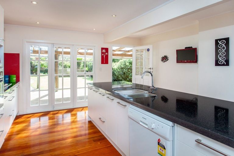 Photo of property in 5 Tane Road, Laingholm, Auckland, 0604