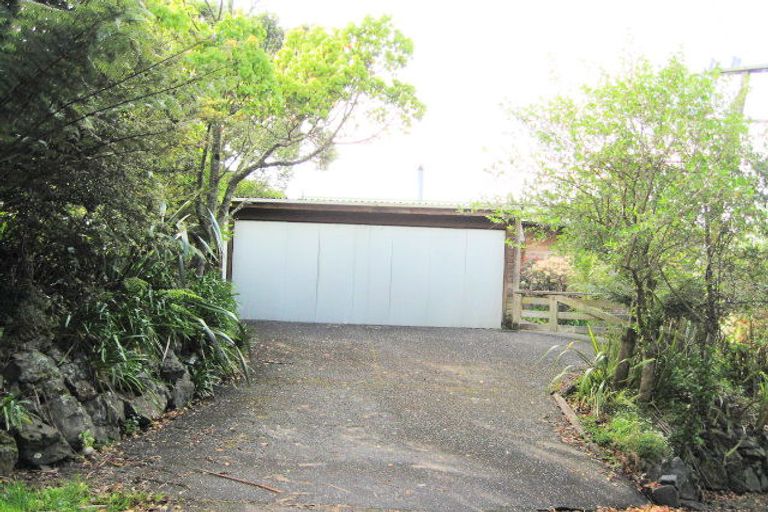 Photo of property in 2 Shirley Road, Parau, Auckland, 0604