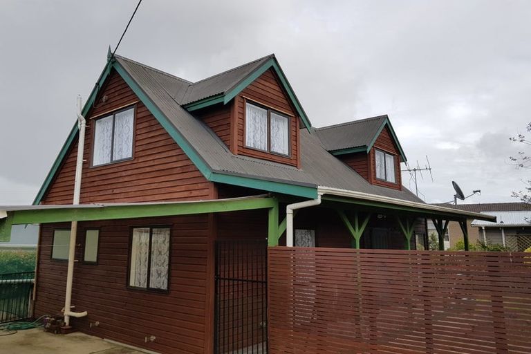 Photo of property in 24 Karamu Street, Te Atatu Peninsula, Auckland, 0610