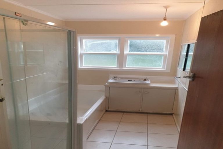 Photo of property in 48 Sherwood Avenue, Te Atatu South, Auckland, 0610