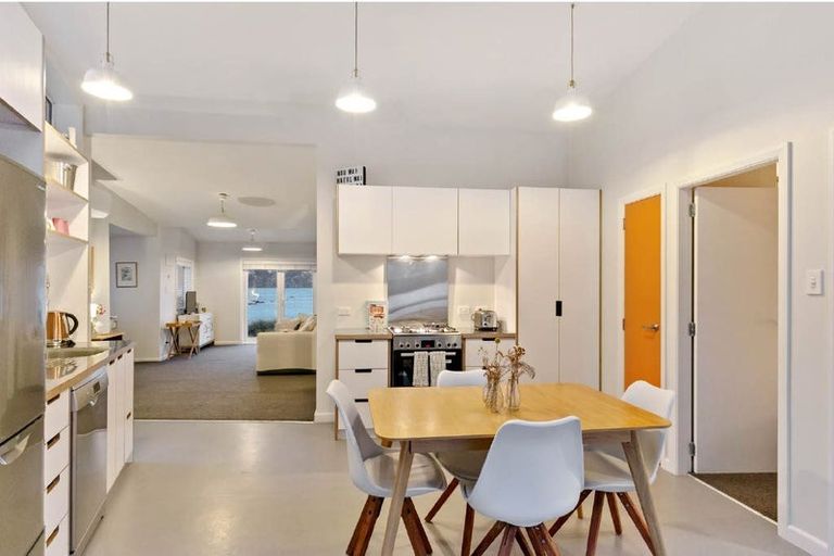 Photo of property in 106 Breaker Bay Road, Breaker Bay, Wellington, 6022