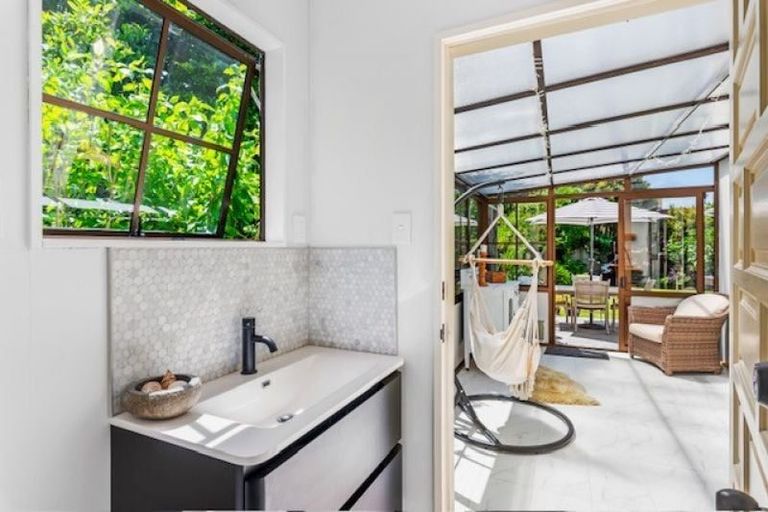 Photo of property in 261 Te Moana Road, Waikanae, 5036