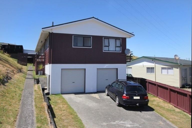Photo of property in 9a Chetwode Grove, Newlands, Wellington, 6037