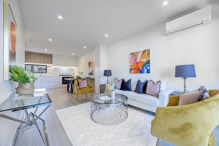 Photo of property in 17a John Jennings Drive, Oteha, Auckland, 0632