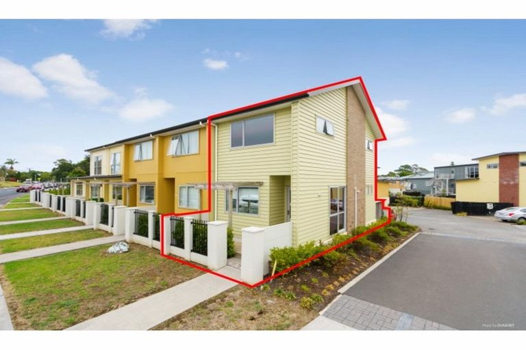 Photo of property in 23/11 Ray Small Drive, Papakura, 2110