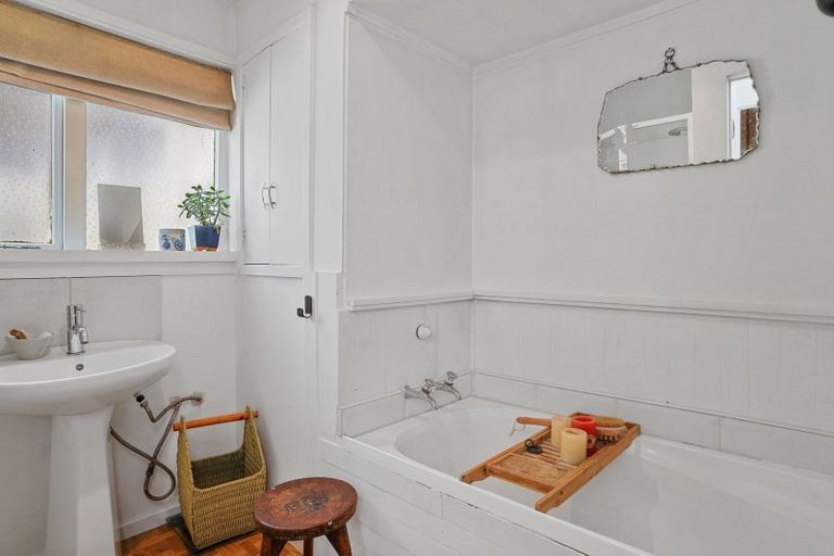 Photo of property in 84 Moncks Spur Road, Redcliffs, Christchurch, 8081