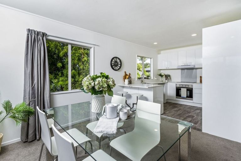 Photo of property in 2/13 Valecrest Place, Bayview, Auckland, 0629