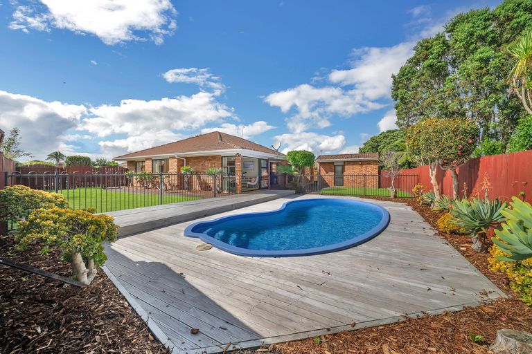 Photo of property in 16 Westholm Way, Pahurehure, Papakura, 2113