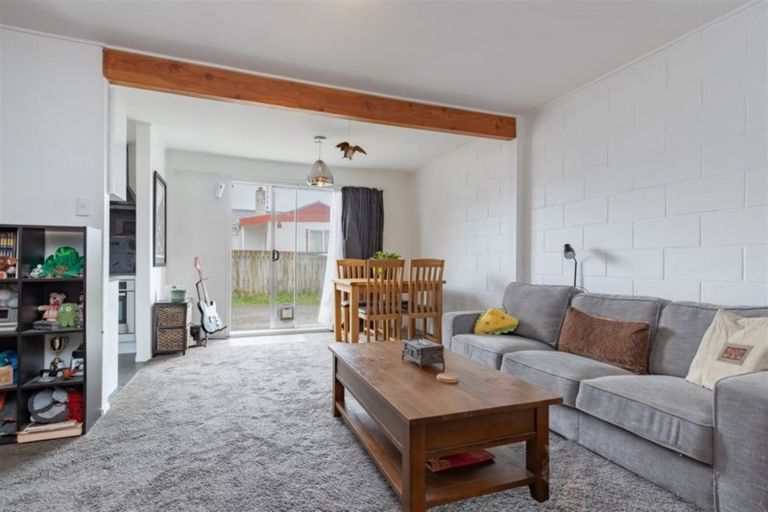 Photo of property in 2/19 Pirie Crescent, Moera, Lower Hutt, 5010