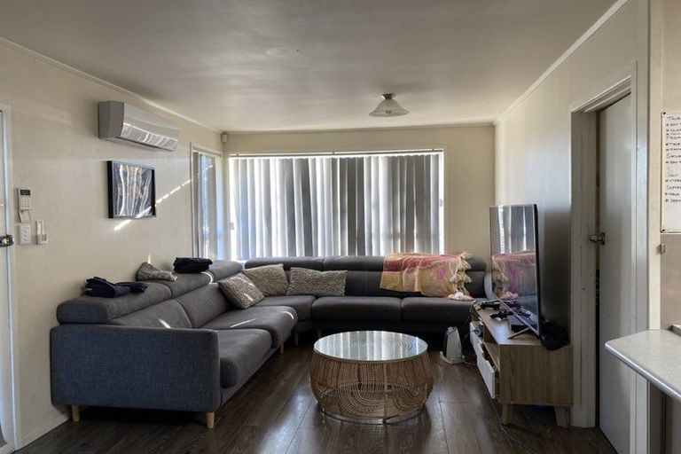 Photo of property in 11 Gibbons Road, Weymouth, Auckland, 2103