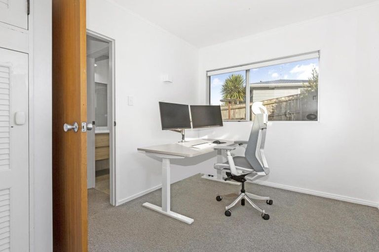 Photo of property in 1 Goldie Place, Waikanae Beach, Waikanae, 5036