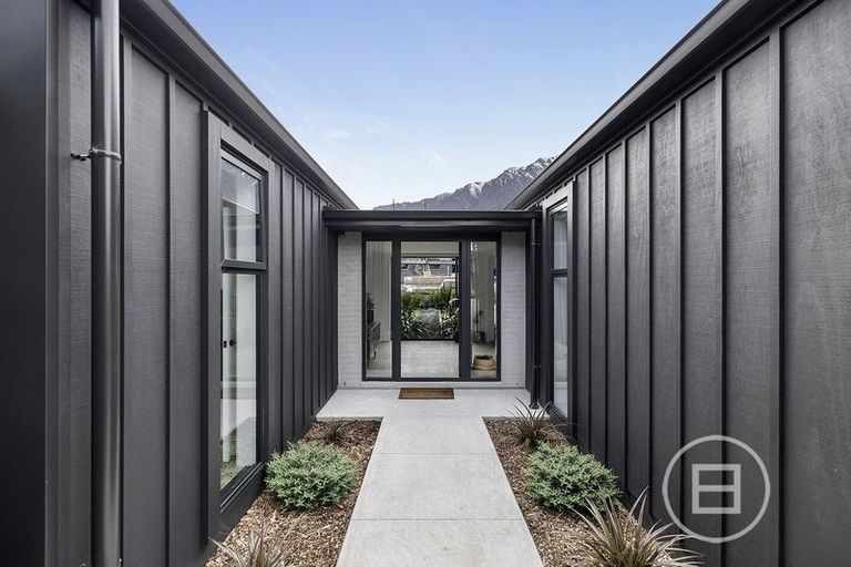 Photo of property in 52 Cunninghams Drive, Jacks Point, Queenstown, 9371
