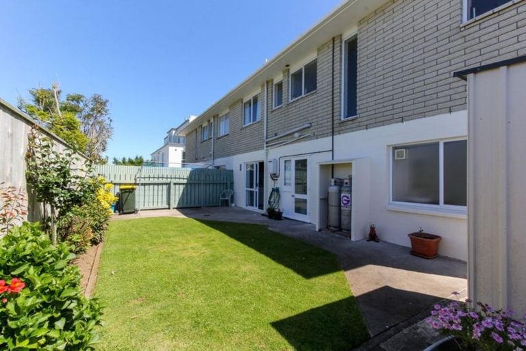 Photo of property in 2/498 Devon Street East, Strandon, New Plymouth, 4312