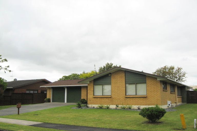 Photo of property in 10 Donzella Place, Conifer Grove, Takanini, 2112